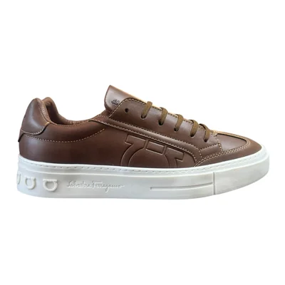 Tenis Ferragamo Gancio color café caramelo con suela color blanco mate