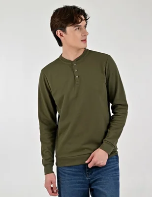 Playera cuello henley para hombre