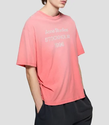 Playera cuello redondo manga corta lisa con nombre de marca Hombre