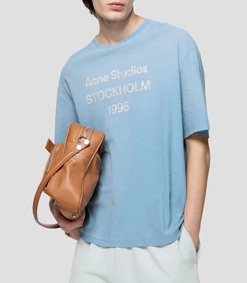 Playera cuello redondo manga corta lisa con nombre de marca Hombre