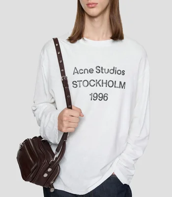 Playera cuello redondo manga larga lisa con nombre de marca Hombre