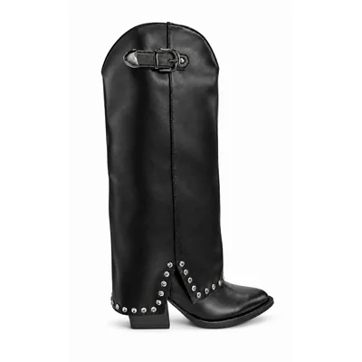 Bota vaquera alta con solapa plegable y tachuelas metálicas