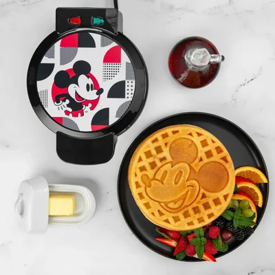 Gofrera Uncanny Brands Mickey Mouse antiadherente 120 V