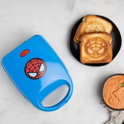 Sandwichera Uncanny Brands Spider-Man 120V Marvel