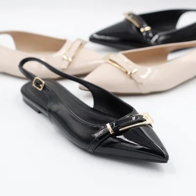 Zapatos Destalonados con Hebilla Dorada